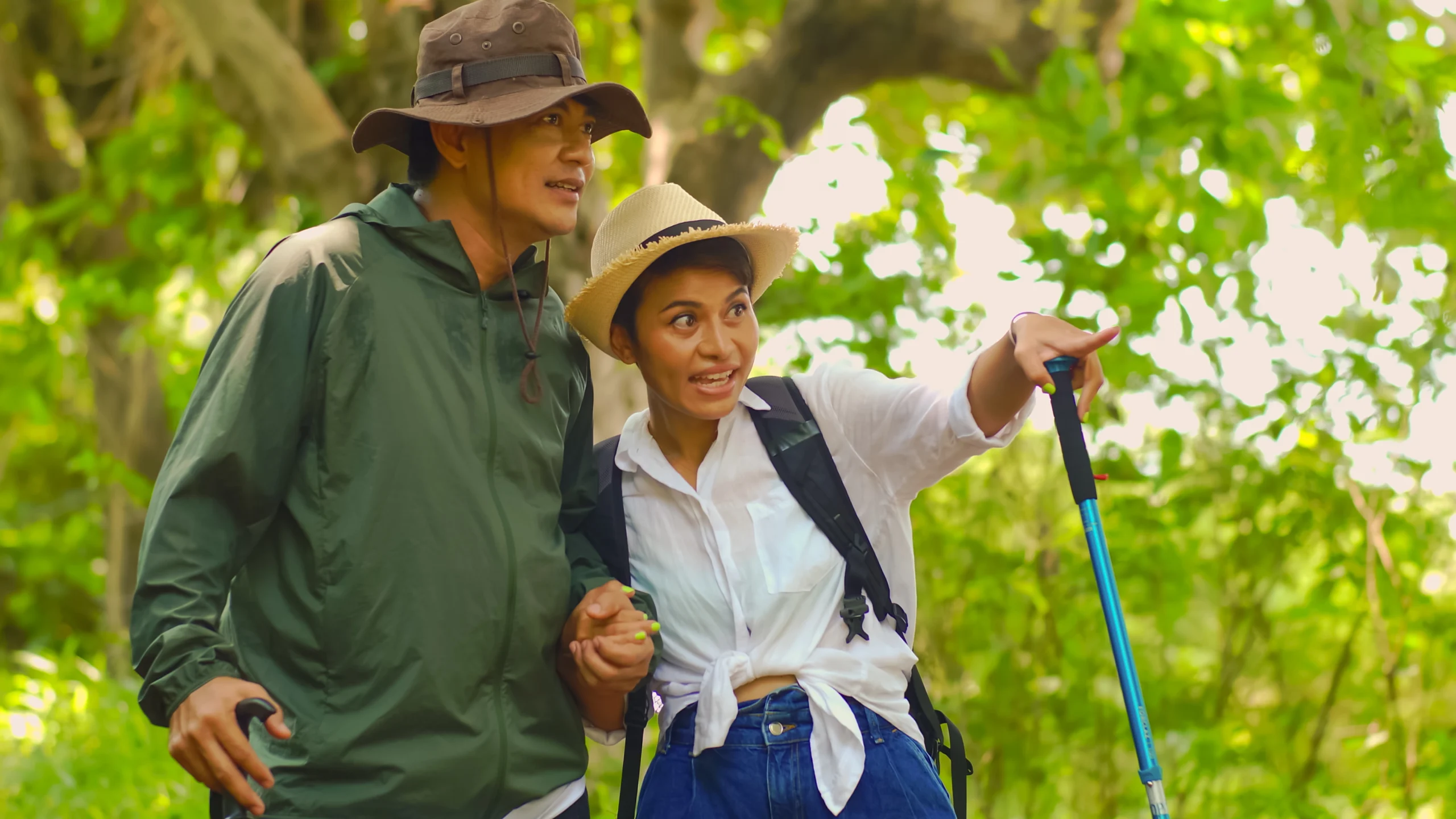 This picture shows tourists enjoying the natural scenery of the park.